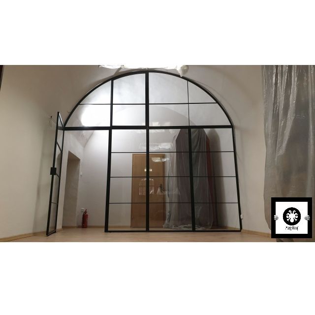 Masywna szklana ściana industrialna producent Mag Haus z drzwiami z kodem dostępu loft Pałac Mistrzów - Zamek w Malborku