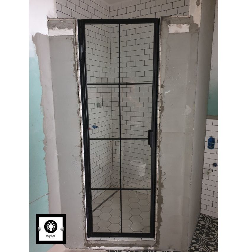 Piękne stalowo szklane drzwi loft otwierane industrialne metalowe ścianka prysznicowa w mieszkaniu Monika G. | Poznań