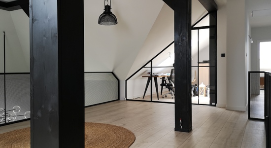 Ściana industrialna skośna z drzwiami LOFT przeszklonymi przeszklona szklane drzwi ściany  
