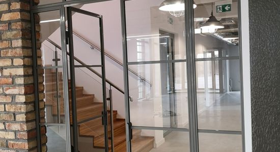 Szklana ściana industrialna LOFT z drzwiami dwuskrzydłowymi ścianka loftowa drzwi metalowe szklane Iwona P. | Poznań 8