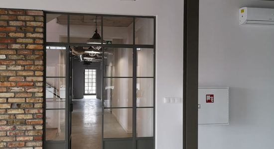 Szklana ściana industrialna LOFT z drzwiami dwuskrzydłowymi ścianka loftowa drzwi metalowe szklane Iwona P. | Poznań 7