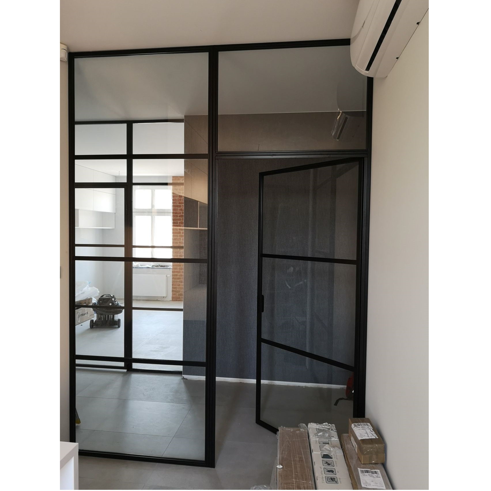 Drzwi industrialne w holu wejściowym szklane industrialne ściana loftowa metalowa stalowa Sławomir M. | Chełmno