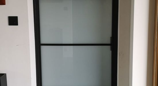 Drzwi ze szkłem mlecznym LOFT w domu w Kostrzynie nad Odrą 