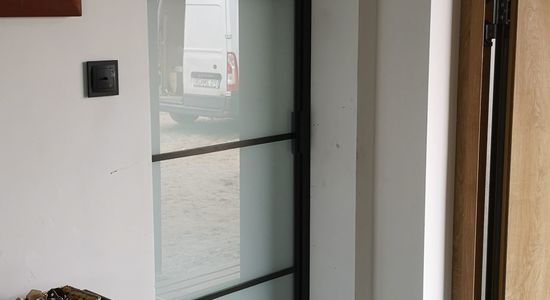 Drzwi ze szkłem mlecznym LOFT w domu w Kostrzynie nad Odrą 2