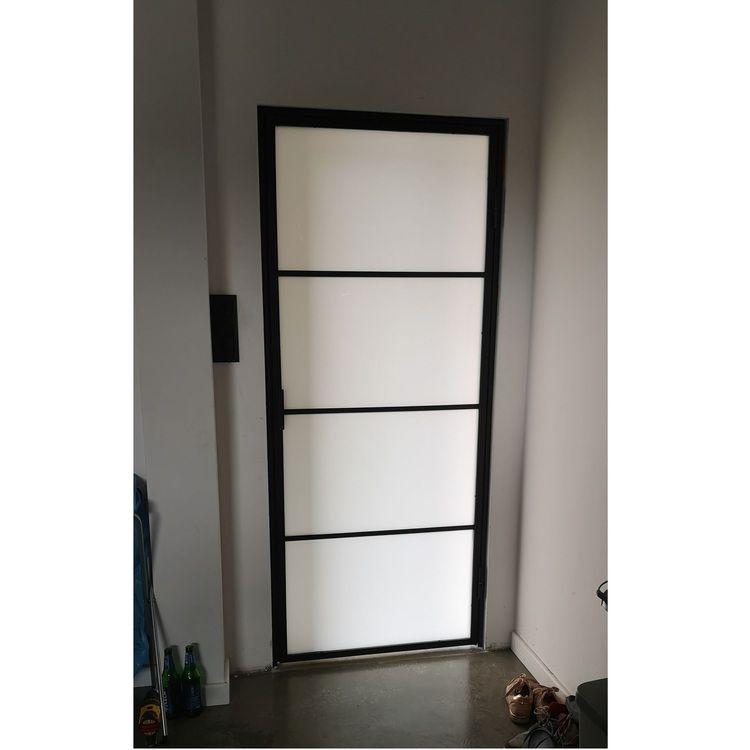 Drzwi ze szkłem mlecznym LOFT w domu w Kostrzynie nad Odrą