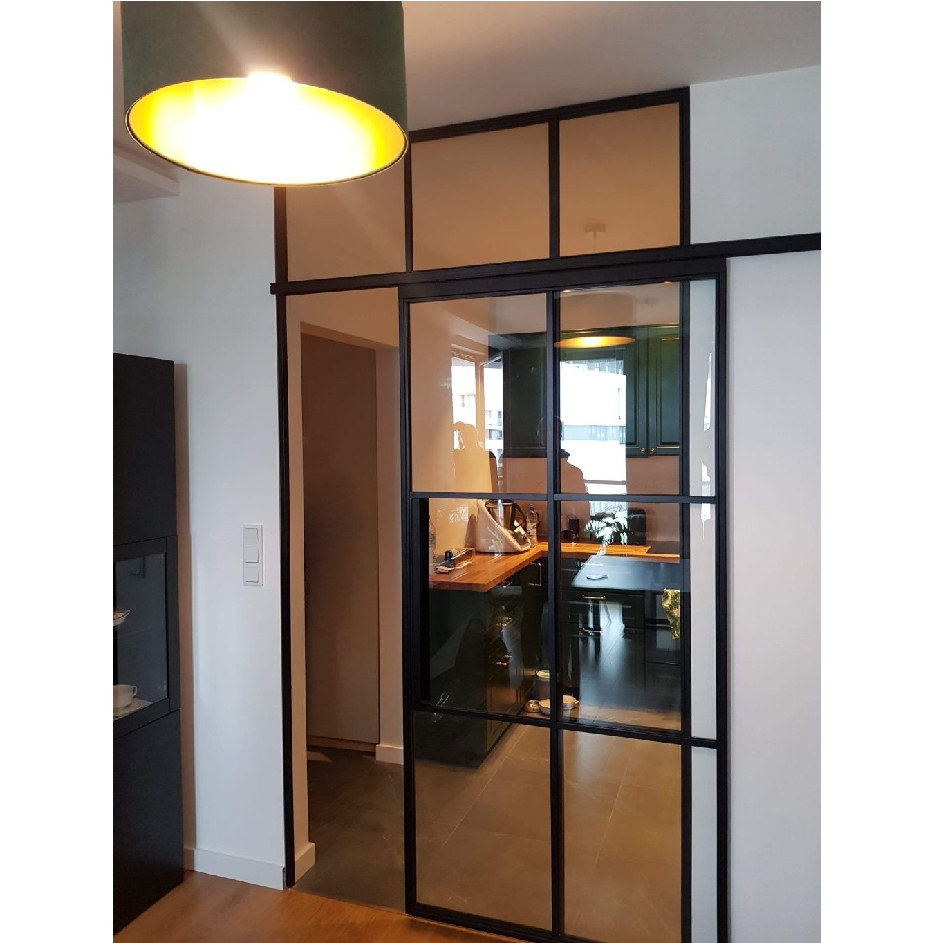 Drzwi przesuwne loft przeszklone dla p. Joanny B. realizacja doświetlająca  ślepą kuchnią w mieszkaniu w Krakowie. 