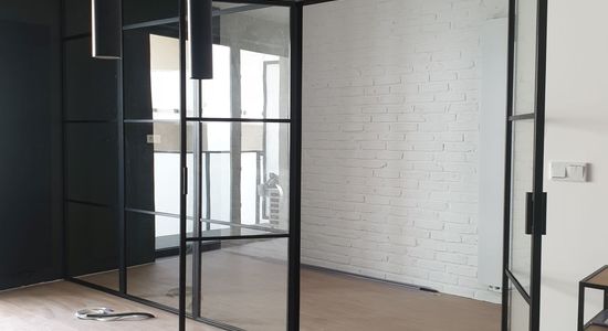 Sciana industrialna loftowa Mag Haus stalowa szklana ze szkła w metalowych ramach Warszawa Praga