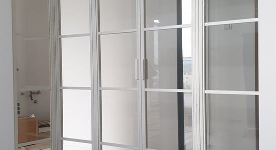 Biała metalowa ściana industrialna ze szklanymi drzwiami otwieranymi w Kielcach 32