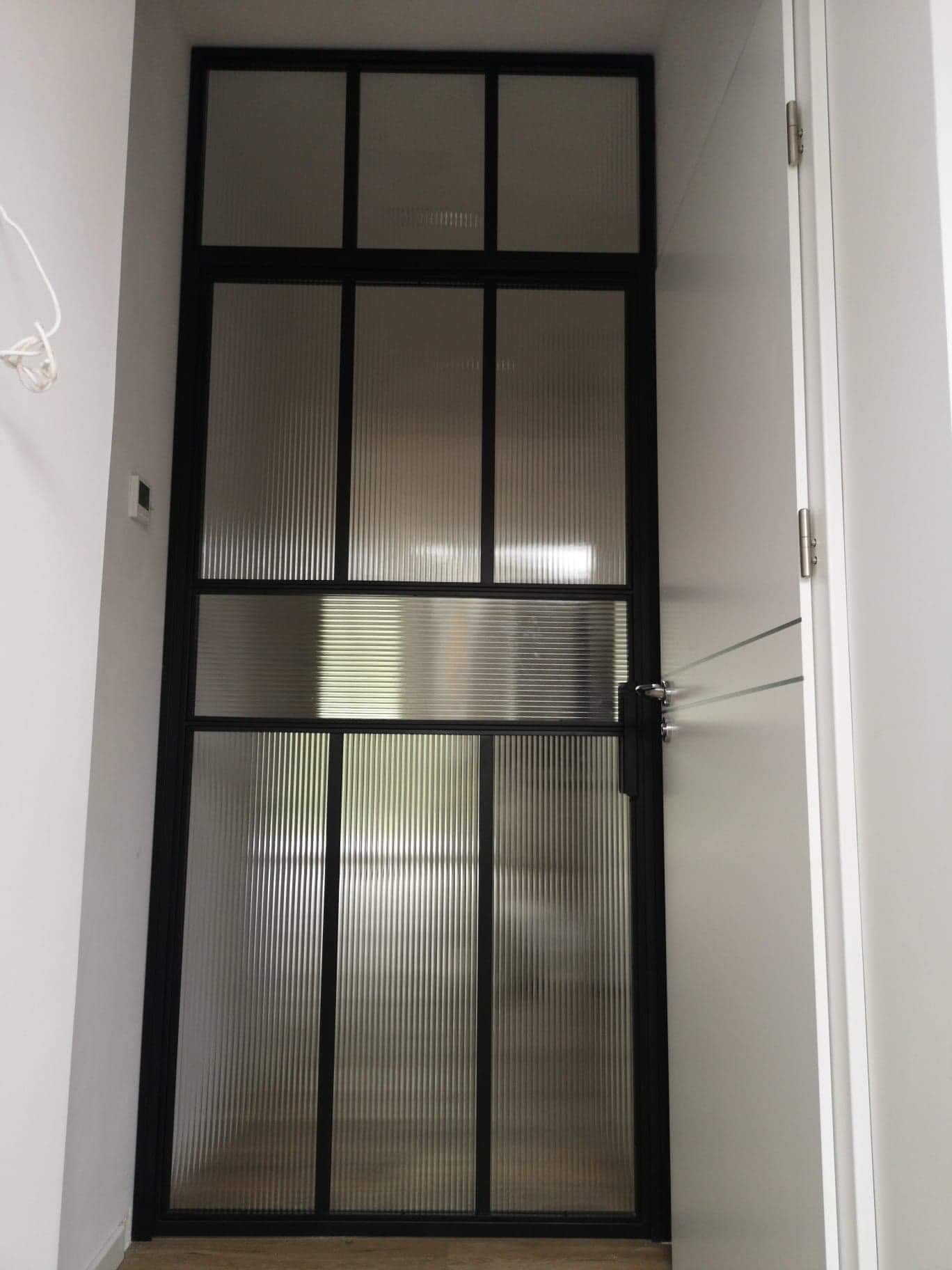 Ścianka przeszklona indsutrialna ściana szklana metalowa z drzwiami uchylnymi drzwi  LOFT Loftowe Ewa K. | Gdańsk 