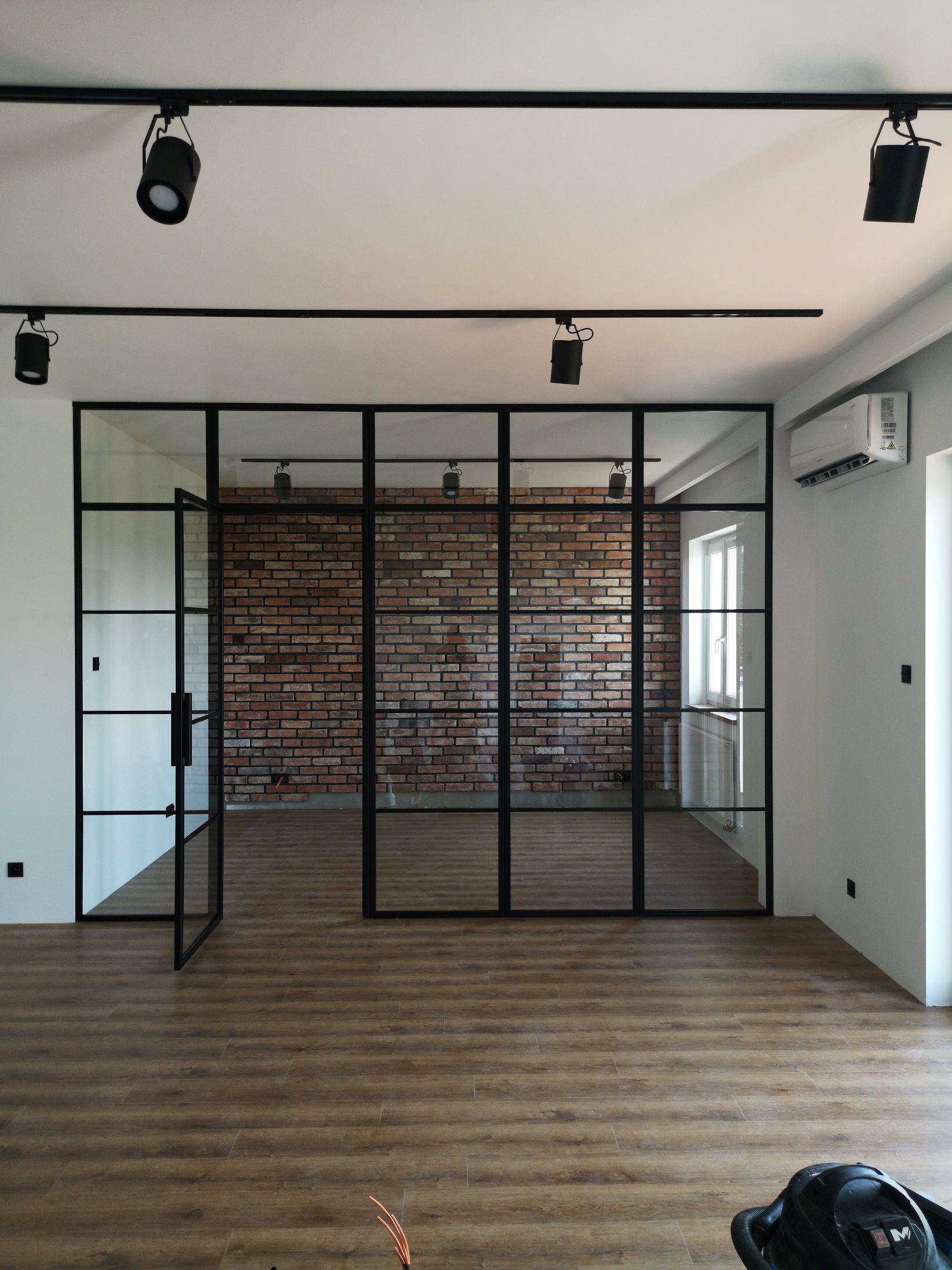 Szklana szklano metalowe metalowa ściana industrialna z jednoskrzydłowymi drzwiami w stylu loft loftowym Michał T. 
