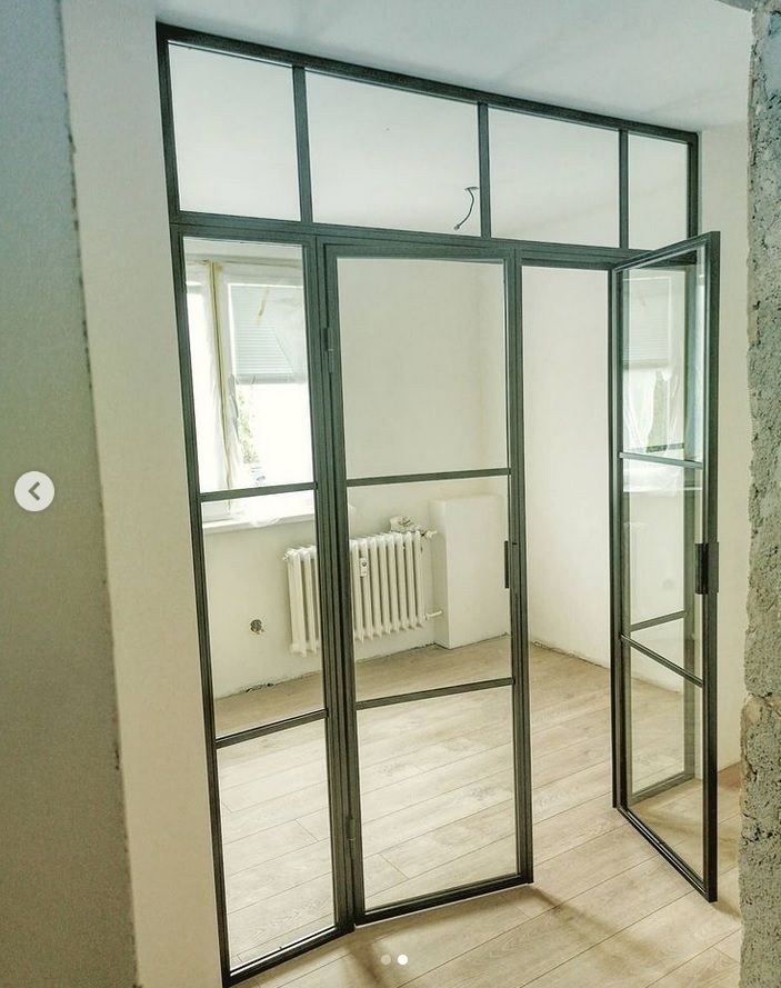 Drzwi industrialne w stałej ściane inudstrialnej Loft szklanej ze szybami w metalowych ramkach Loftowe Bret S. | Ostrava