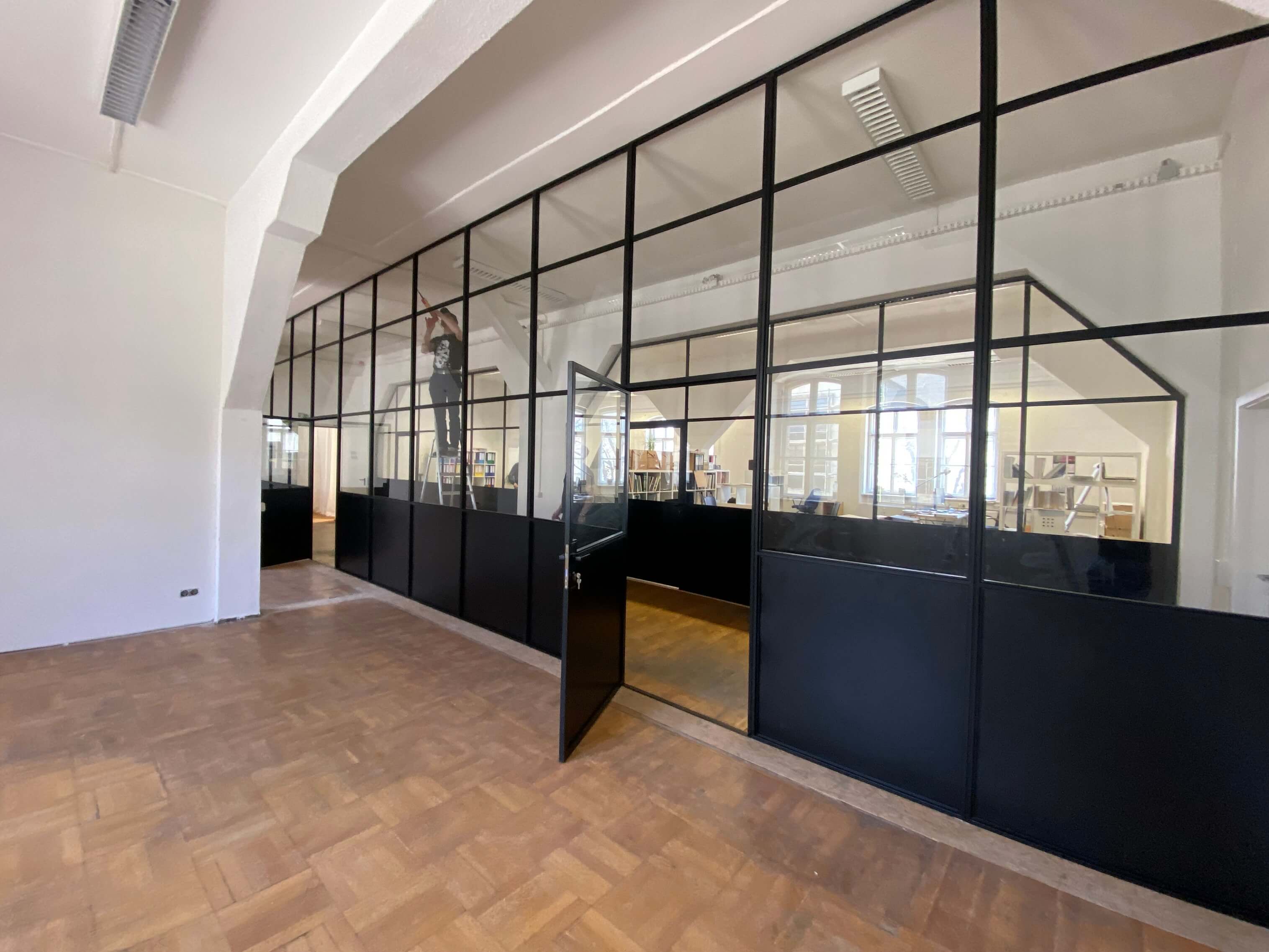 Ściany loftowe drzwi loft szklane przeszklone metalowe producent przeszkleń industrialnych z drzwiami szklanymi poznań Maghaus