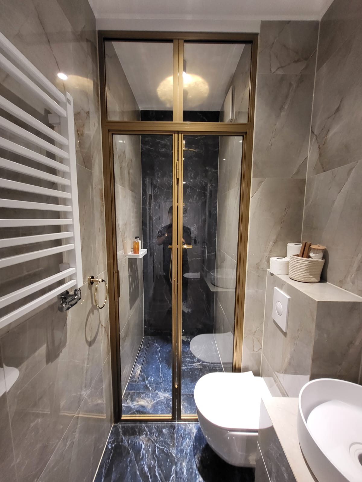Drzwi harmonijkowe w formie przeszklenia prysznicowego Hotel | Warszawa