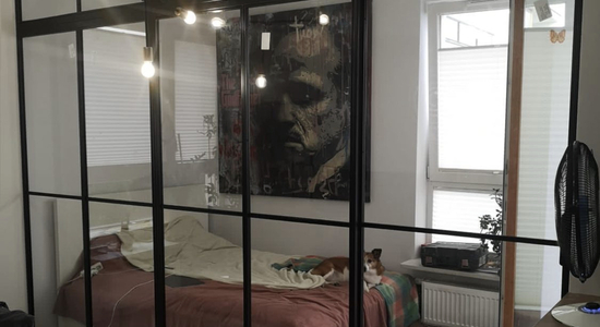 Szklana ściana loftowa z drzwiami przesuwnymi loft